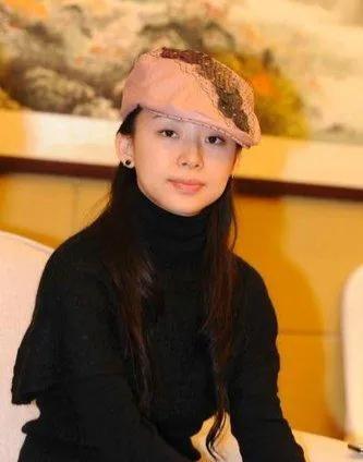潘晓婷依旧美艳迷人,潘晓婷低调去台球厅