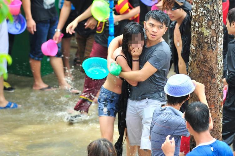 女游客泼水节被泼水围攻,游客在泼水节被高压水枪喷伤