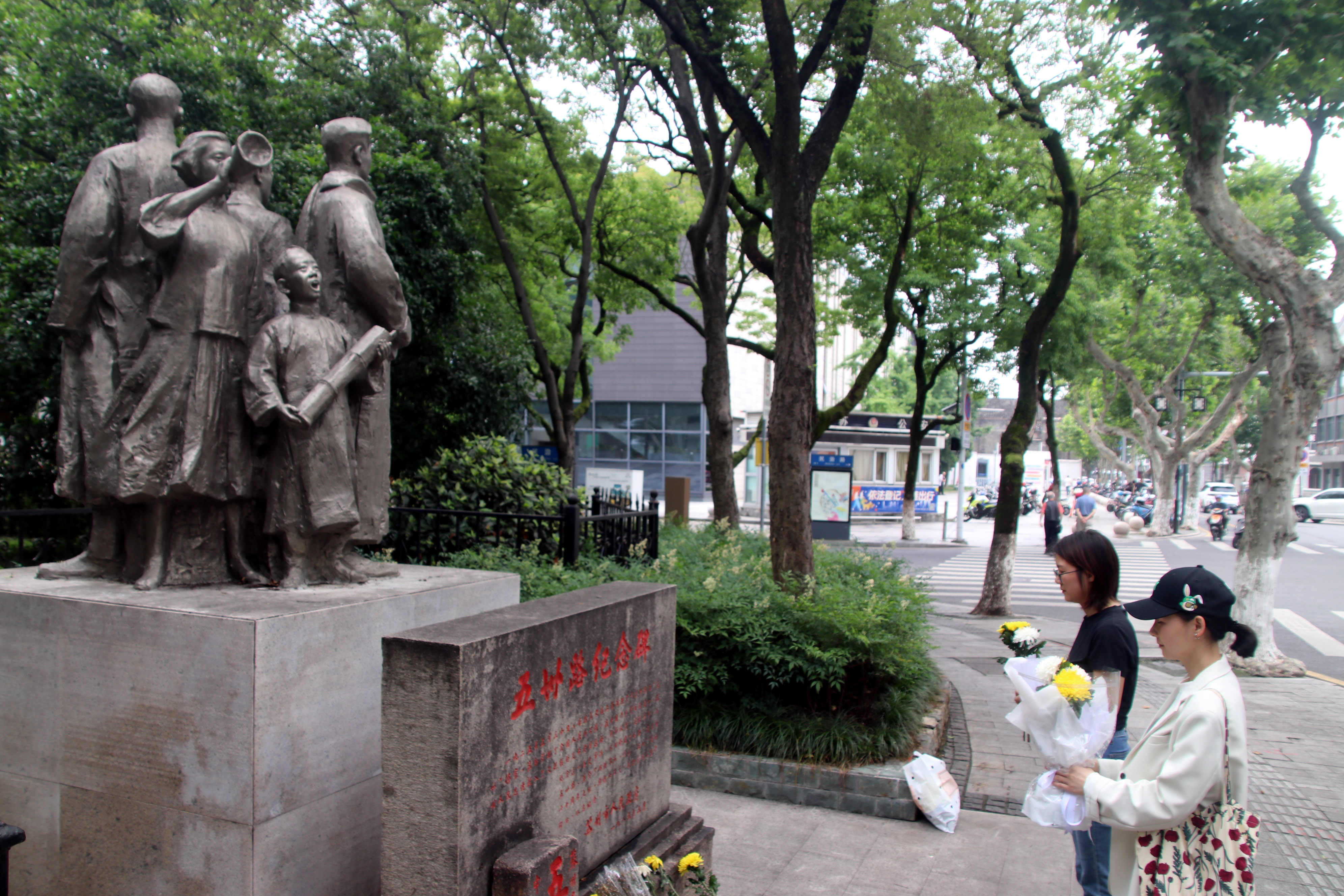 苏州市民向英雄献花圈,追寻红色记忆缅怀革命先烈