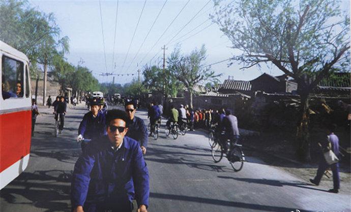 女子身着日本侵华军装露脸,女子穿日军军服拍照被抓