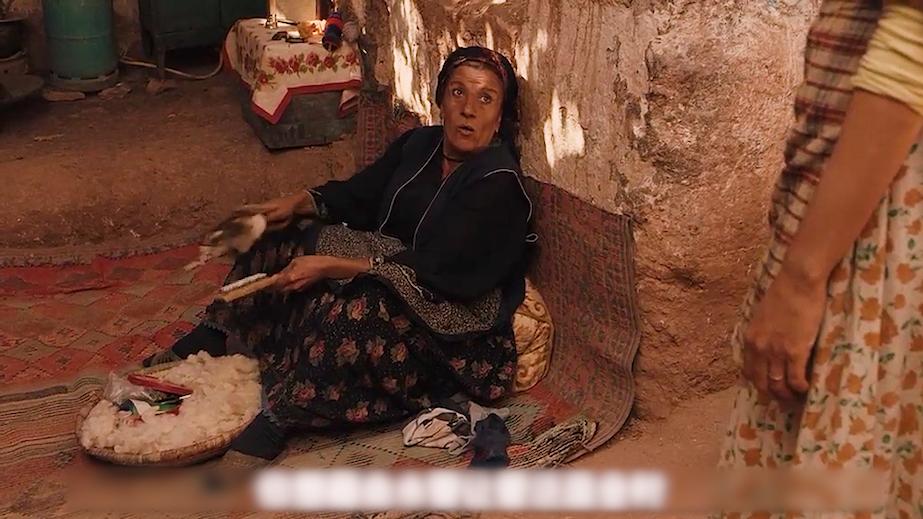 揭露印度女性悲惨的电影，孕妇上山挑水男人在家玩乐，越看越揪心