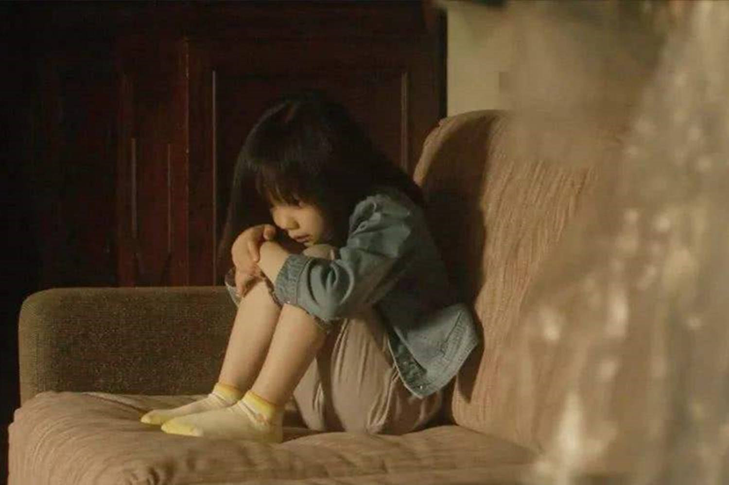 小女孩疑遭父母当街残忍虐待后续,虐待殴打儿童家庭暴力事件