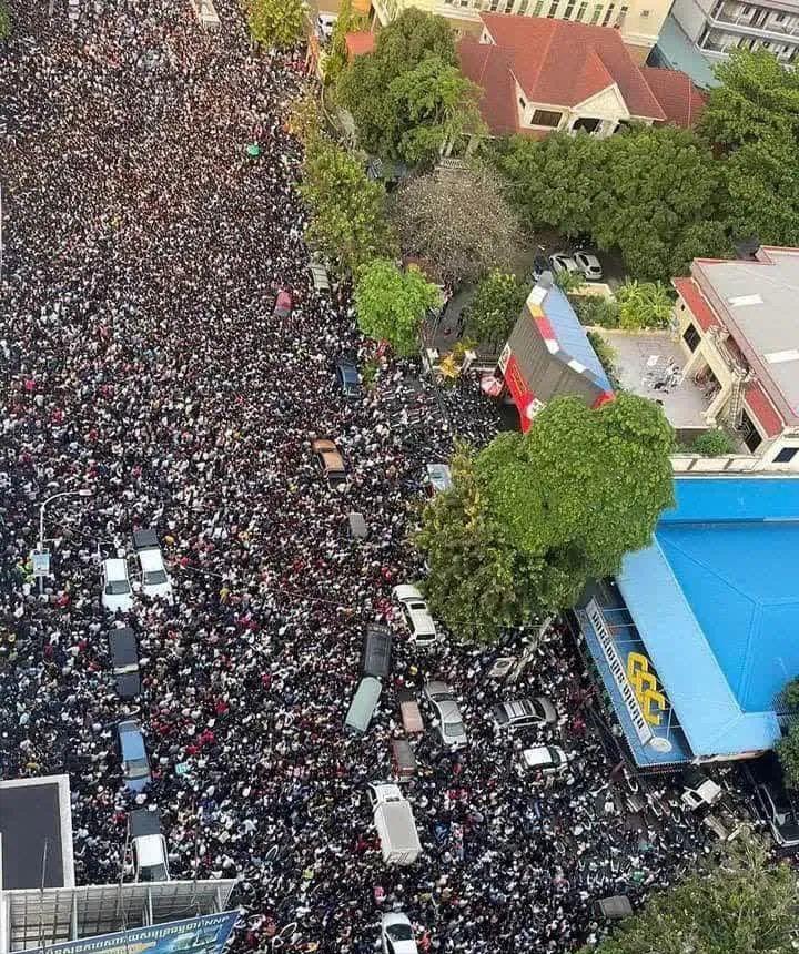 柬埔寨人玩足球,柬埔寨足球现场