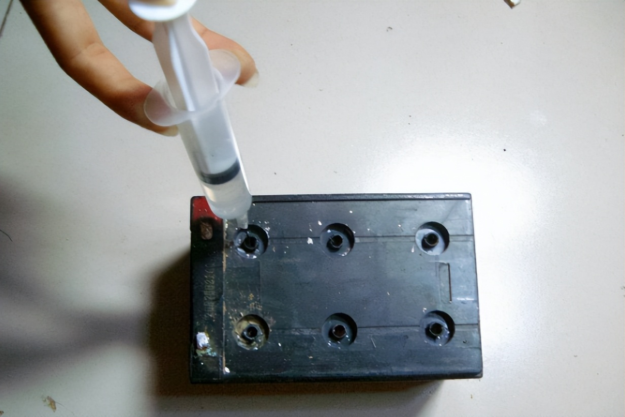 电动车换新电池也不耐用怎么回事,电动车更换新电池怎样充电才耐用