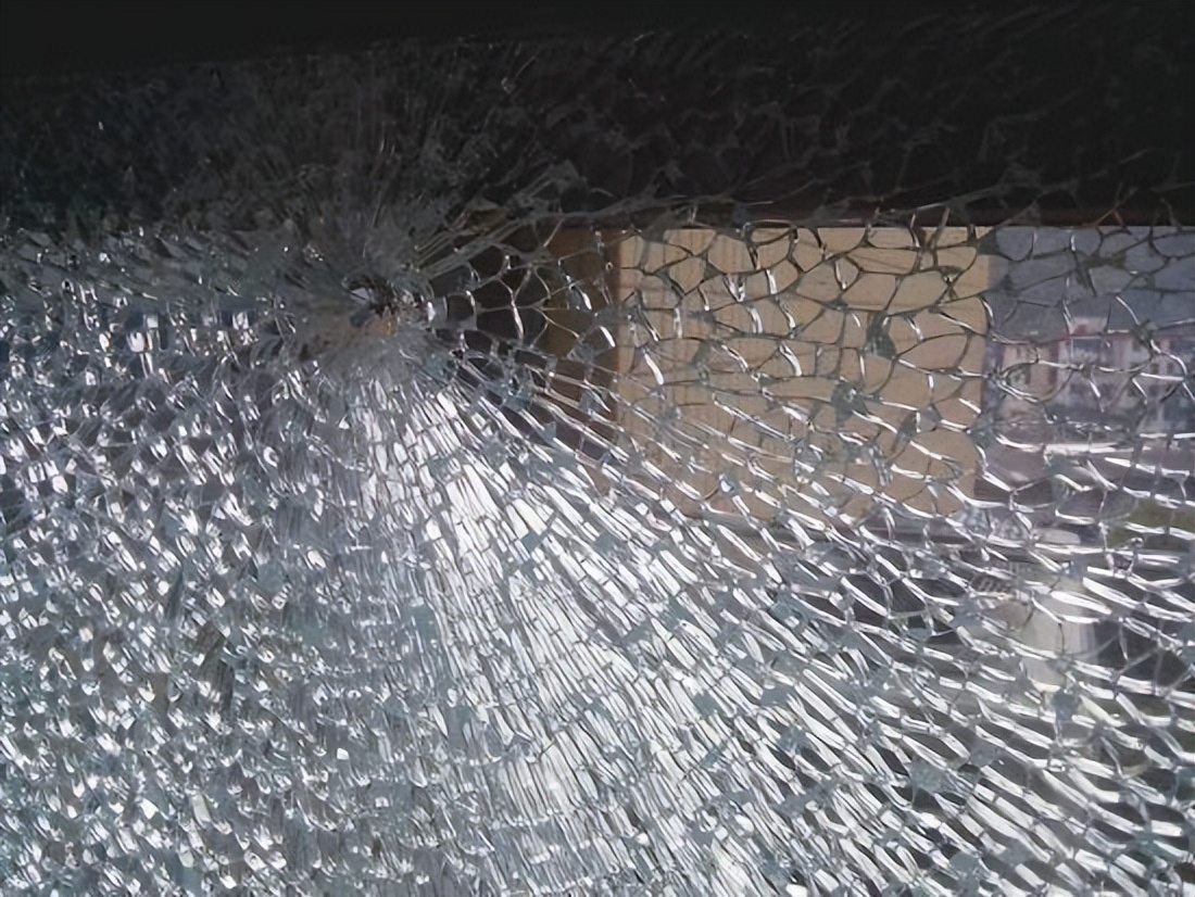 MakeMan美国马克曼:玻璃膜起泡原因、处理办法、贴膜后注意事项