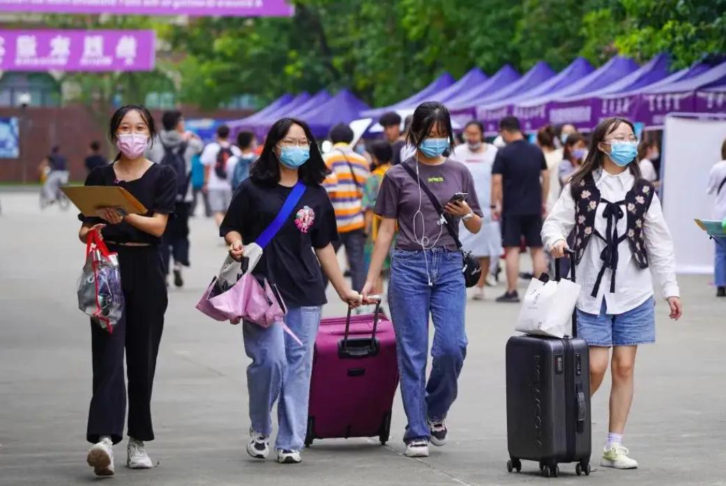 大学生上台自我介绍简单大方,大一新生简短幽默风趣的自我介绍