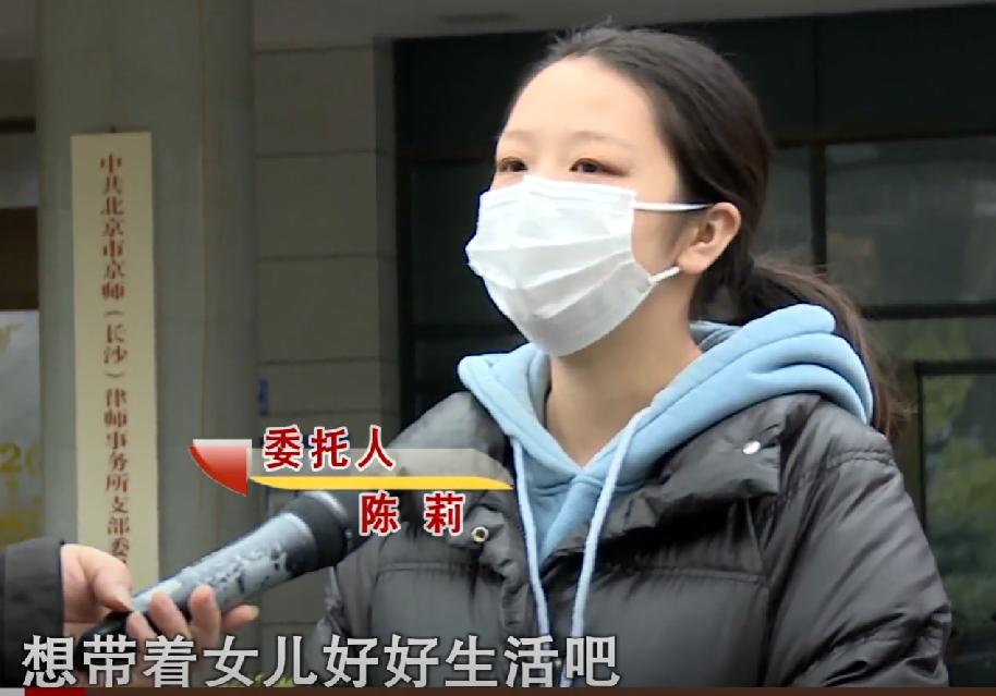 28岁女子月子期间，丈夫给人买女装写情信，男子解释：女装是我穿