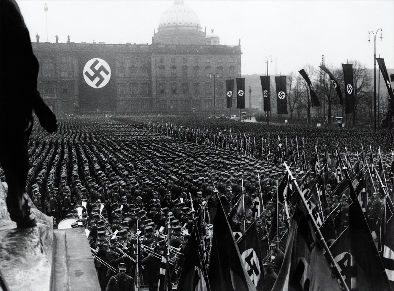 1933年希特勒上台和纳粹德国的崛起：纳粹主义对德国和全球的影响