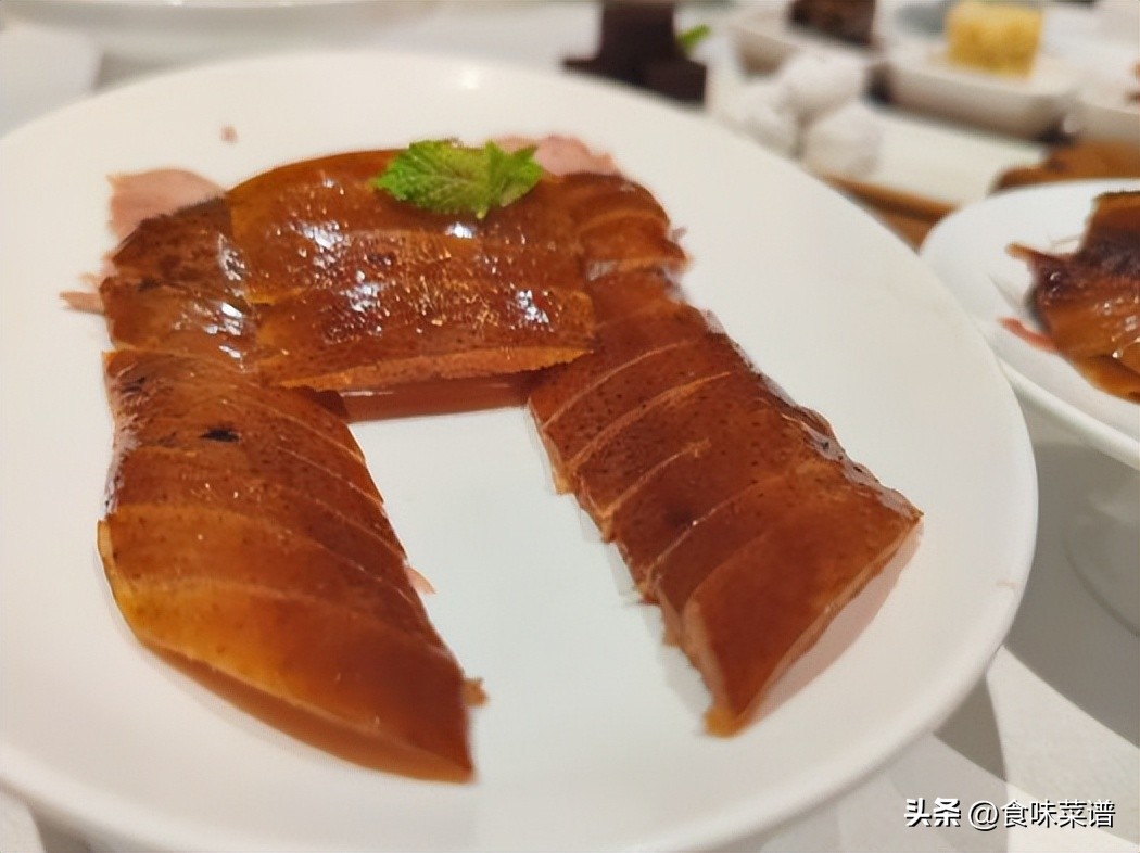 在北京吃烤鸭好吃性价比高,在北京吃全聚德烤鸭