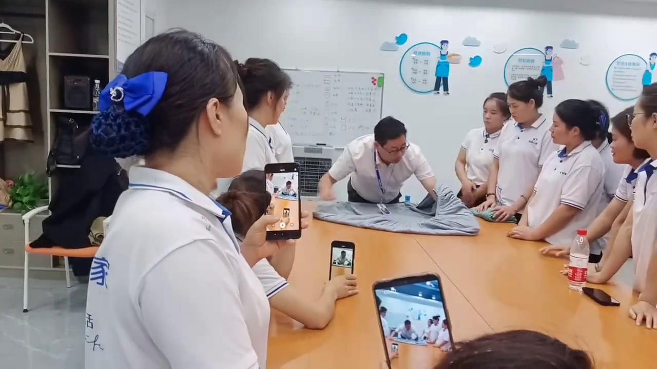 床罩怎么拆叠才整齐,家政床被怎么叠