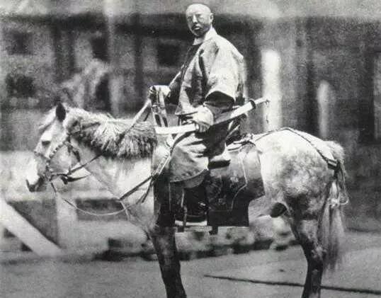 1949年，毛主席进北平时的一组老照片，穿着军棉大衣气场强大