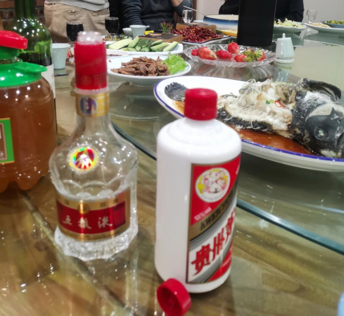 老领导去山东，拒绝喝茅台，专挑3款不起眼白酒，当地人：识货