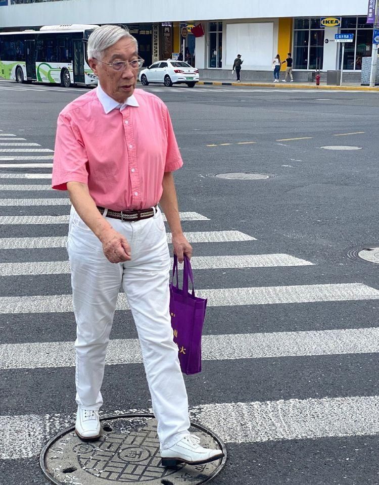 中年男子适合穿牛仔裤还是西裤,中年男人穿西裤系皮带好看吗