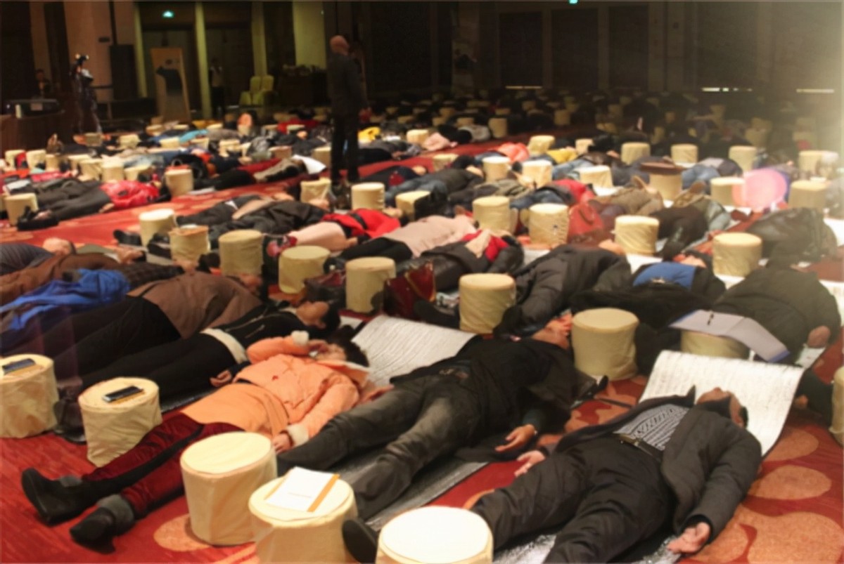 国产催眠大师1秒钟催眠主持人,国外催眠师街头3秒点穴催眠