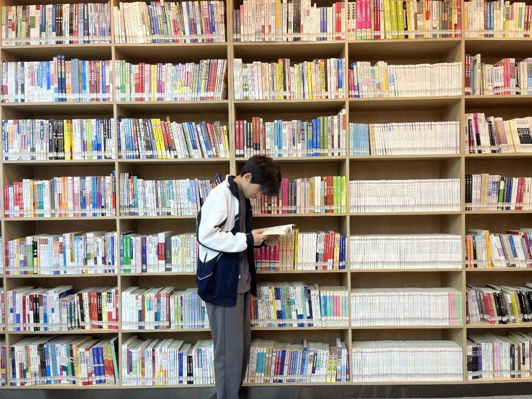 提升阅读能力，深圳市携创高级技工学校把语文阅读“搬”进图书馆