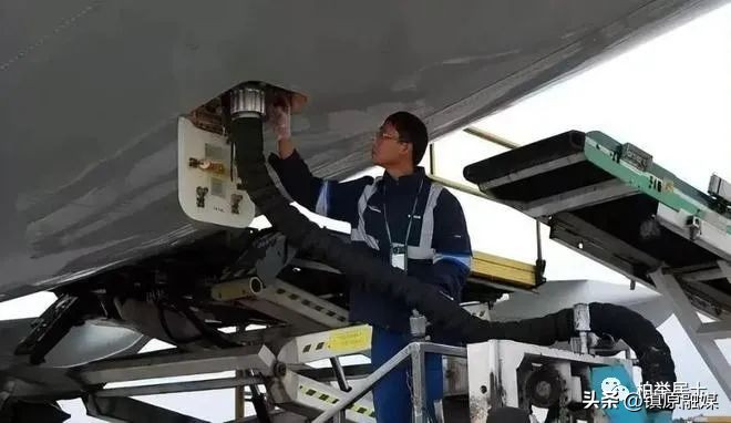 飞机上空姐不会告诉你的五个秘密,飞机上的空姐必备安全小知识