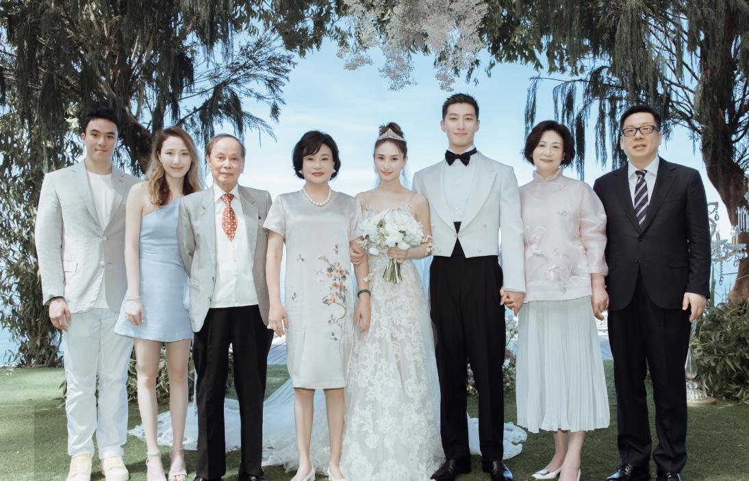 何超莲头戴皇冠走路,何超莲婚礼赌王三太太同款礼服