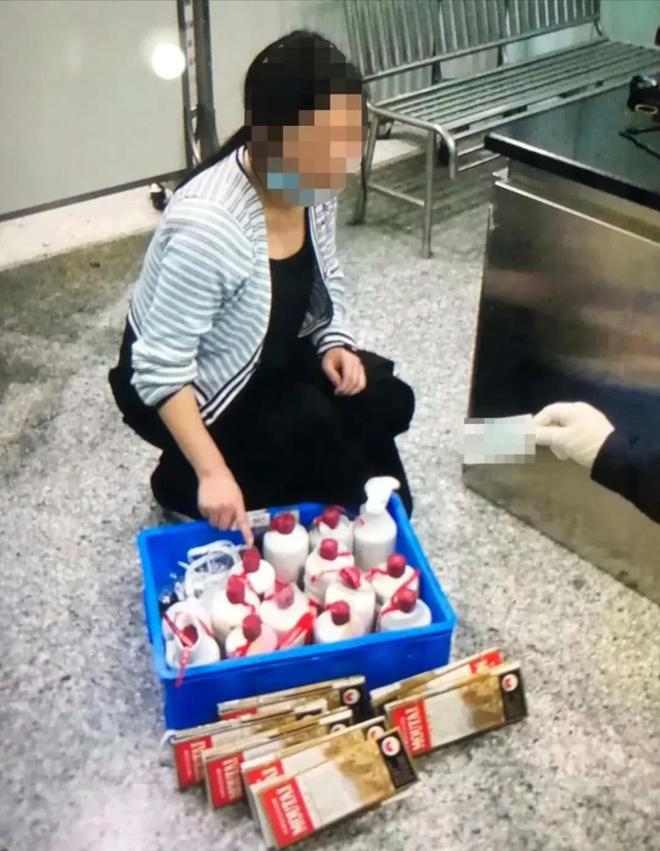 两名旅客携瓶茅台入境被海关查获,国外买回来的茅台