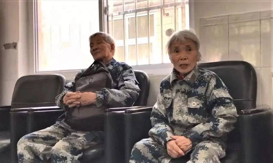 身穿15元鞋子老人向社会捐款1000万,老人穿15元鞋给家乡捐款1000万