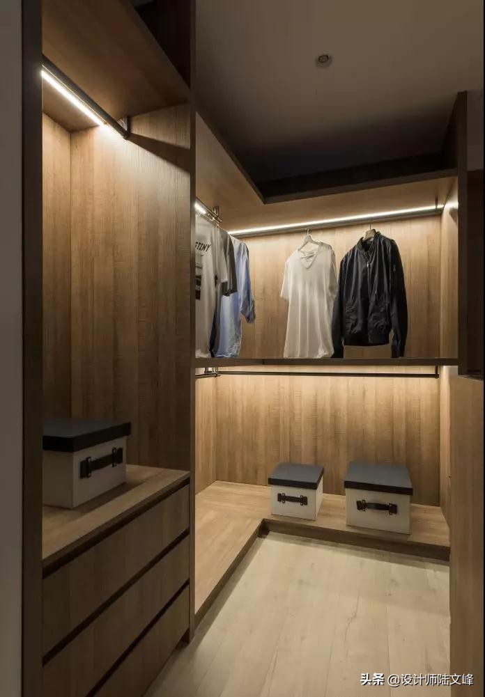 主卧厕所正对床用隐形门,主卫门对着床做隐形门