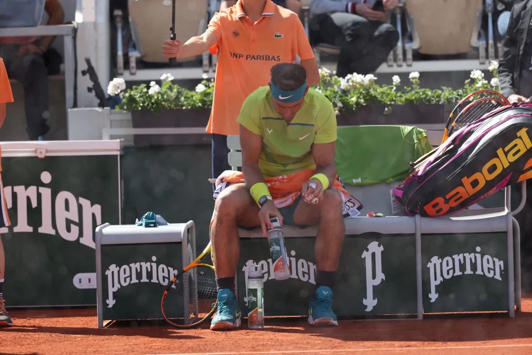 两周以来，这个男人的脚都打着麻醉......