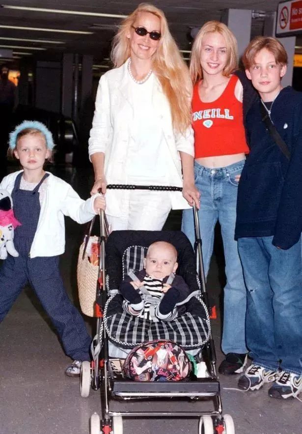 那位曾靓绝时尚圈、串起欧洲上流社会的超模为何落魄至此……