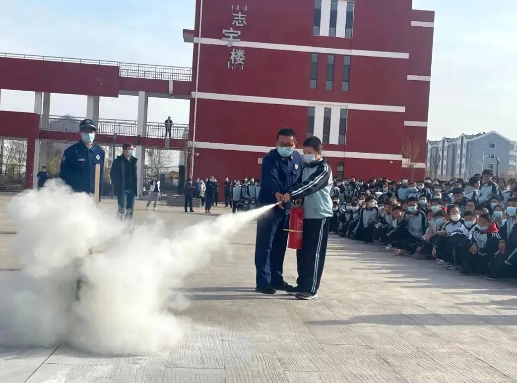 消防安全进百校宣传教育系列活动,走进学校开展消防安全宣传第一课