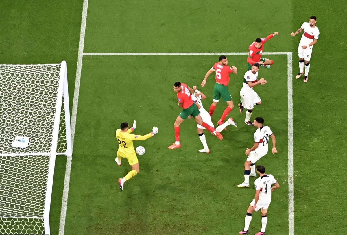 葡萄牙0-1摩洛哥爆冷出局！C罗B费面色铁青，范志毅预测被打脸了