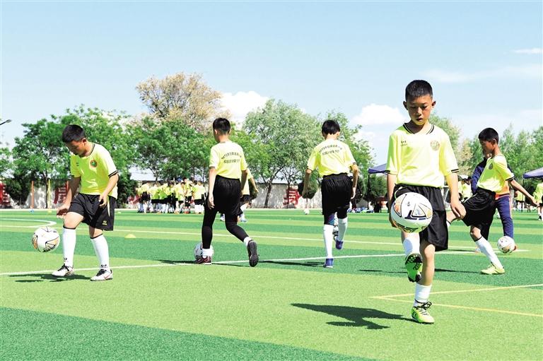 中日韩同为东亚人种，目前足球水平差距这么大，为什么？