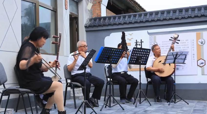 村子里家家户户门口都是篮球场,村门口的篮球场