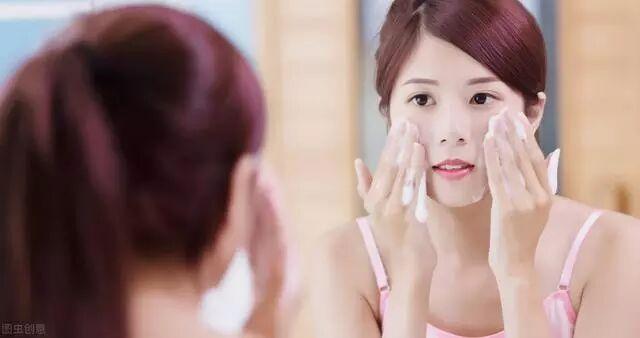 夏天脸上爱出油选什么样的护肤品,为什么冬天皮肤干燥夏天皮肤出油