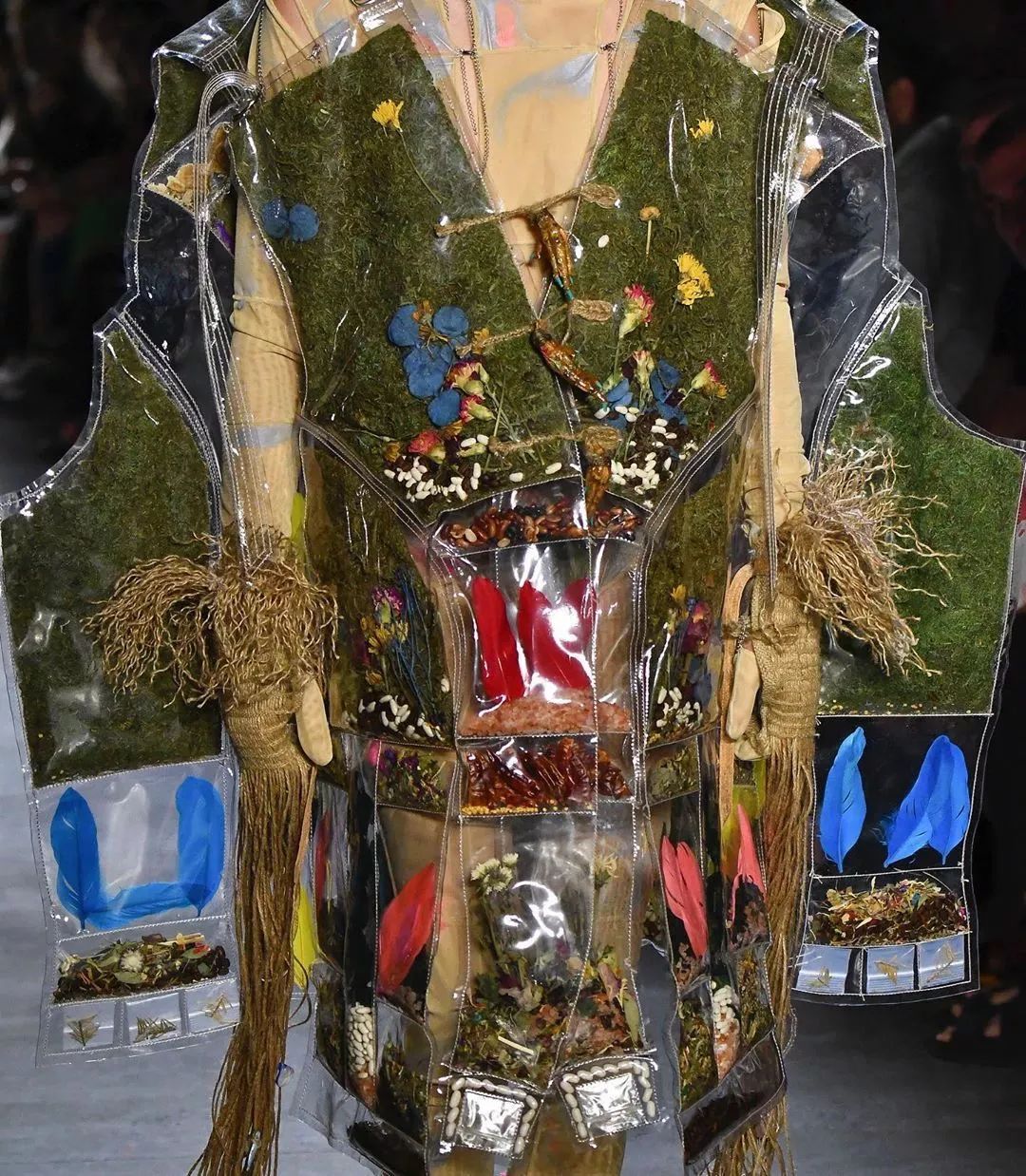 将鲜花封存,变成华服,玩转自然材料的日本设计师