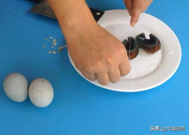 凉拌皮蛋，3种调料必不可少，没碱味不苦涩，爽滑鲜美，吃着舒服
