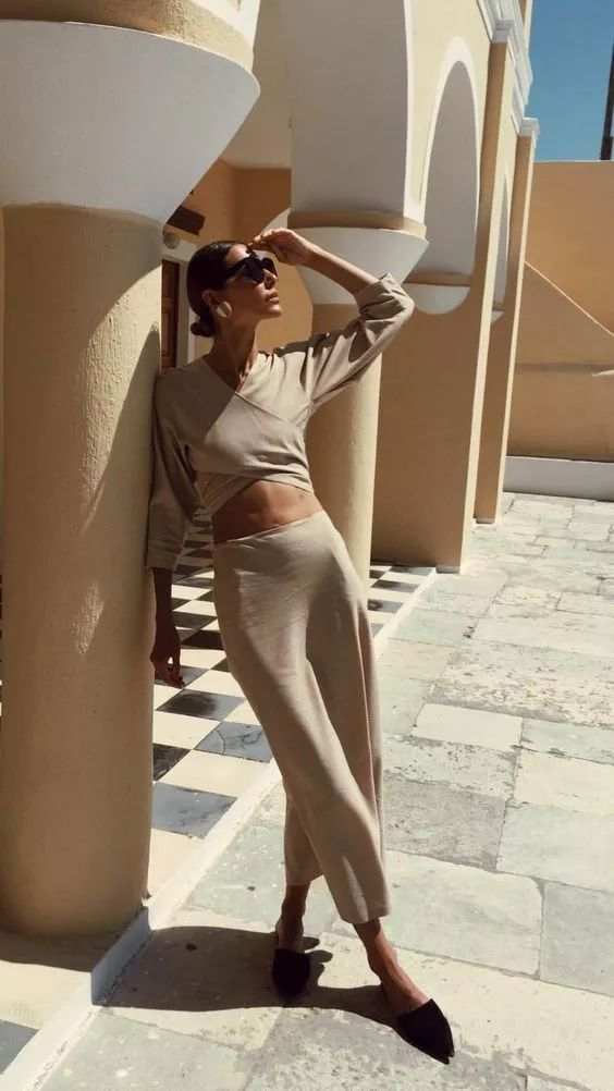 灰色和深灰哪个更适合年轻人穿,暖灰色系搭配灰白满满的高级感