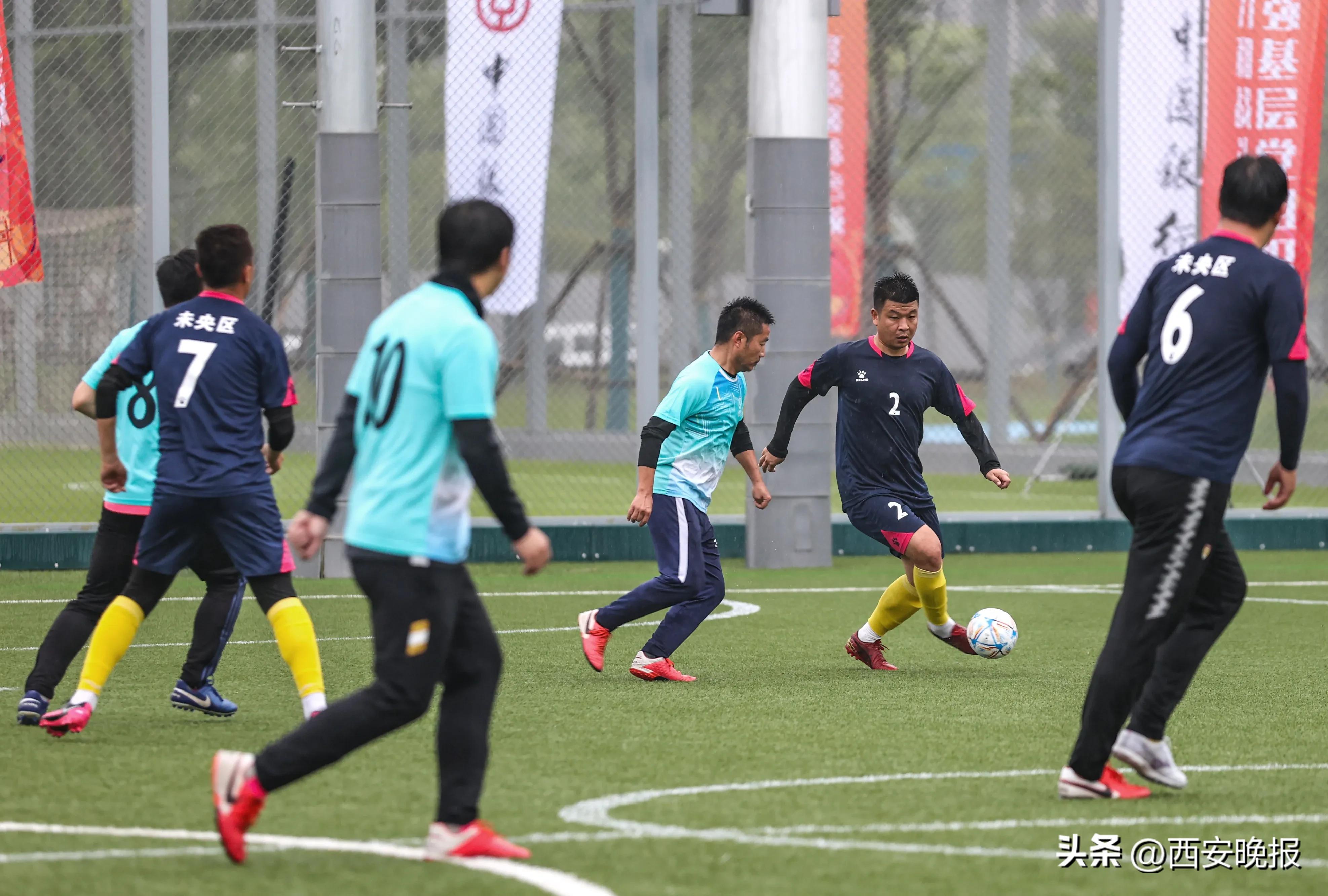 雨中足球比赛,西安社区篮球赛直播