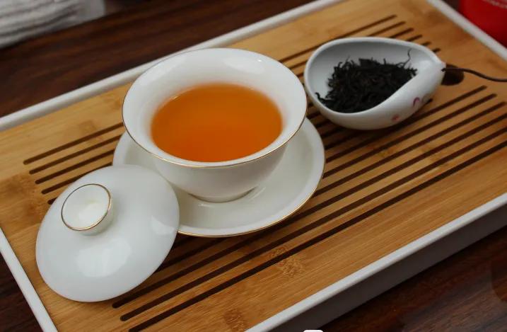 入秋喝红茶还是绿茶好呢,绿茶和红茶究竟有什么区别呢