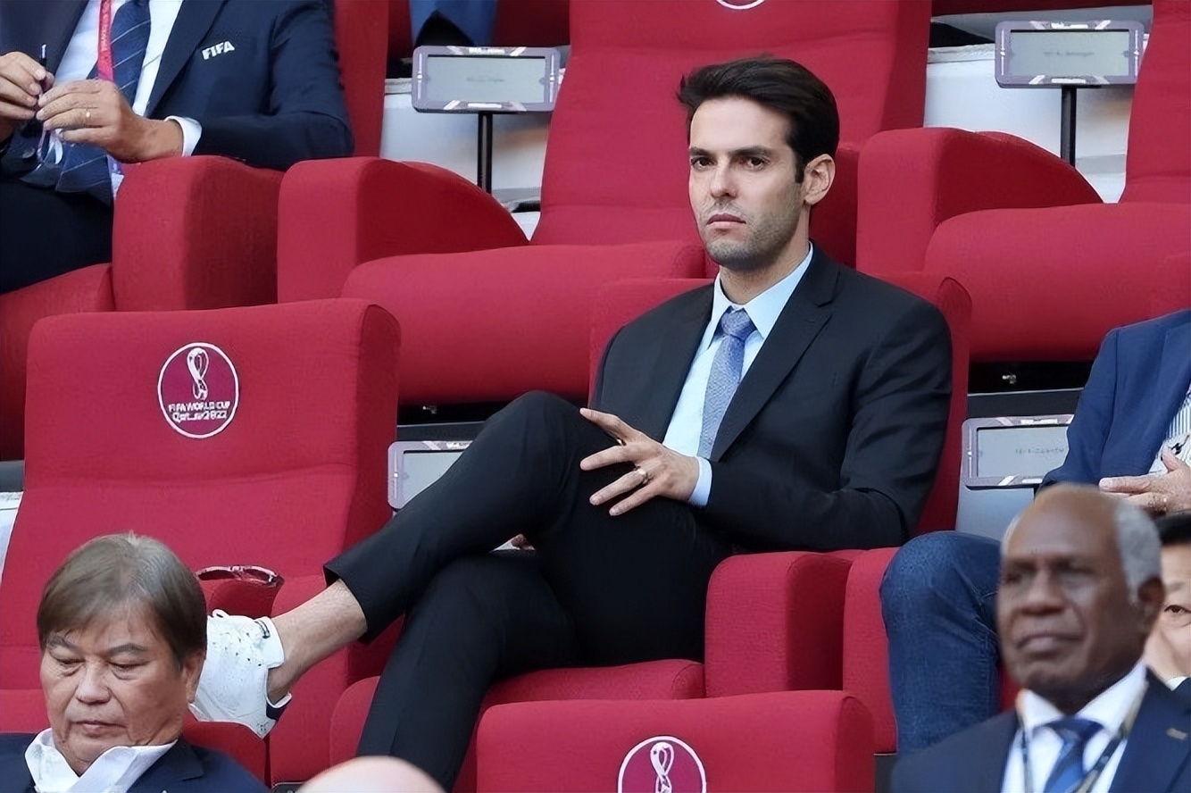 足球名将卡卡现状,巴西金童卡卡退役视频