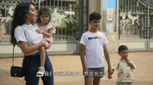 乔治娜晒c罗亲吻她脸颊照,乔治娜晒与c罗合照一生挚爱