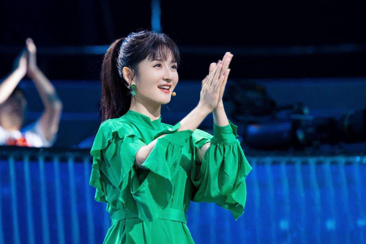 邓紫棋帮杨颖缓解尴尬,杨颖邓紫棋无缝切换