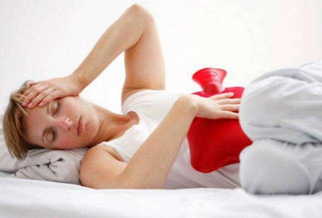 例假一股一股涌出来血块怎么回事,来例假流出一大坨血块