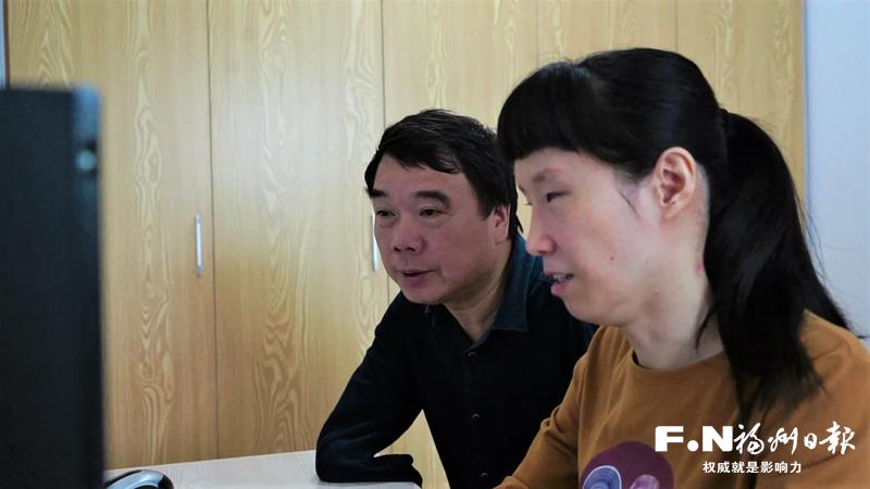 无手臂残疾人创业,失去双臂的大学生