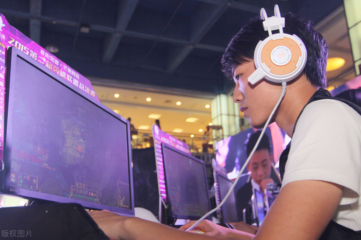 沉迷游戏网吧少年,沉迷网游的少年