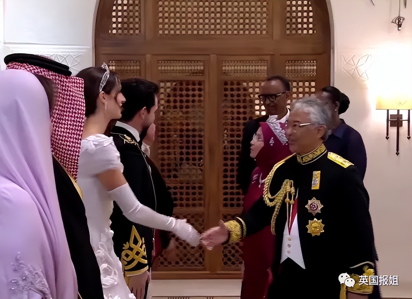 凯特王妃高级造型,凯特王妃穿蓝色格子英伦风