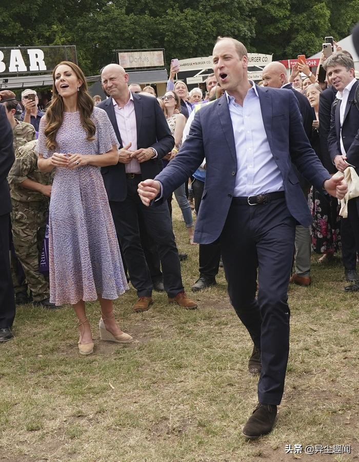 凯特王妃穿碎花裙美,凯特王妃足球视频