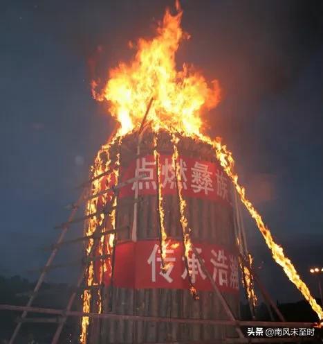 云南一年一度的火把节隆重开始,云南十大传统文化彝族火把节图片