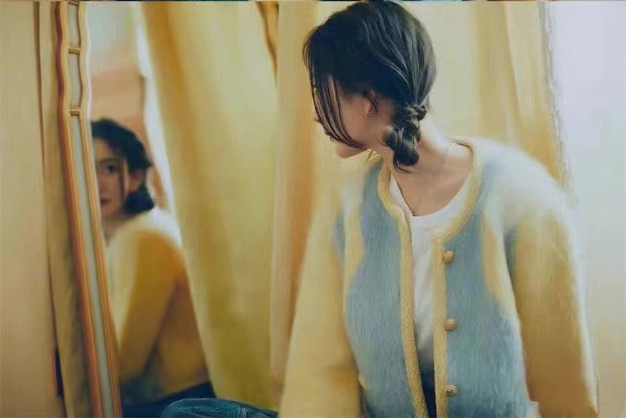 杨幂黑色皮衣哪吒头搭配,杨幂黑色翻领毛夹克