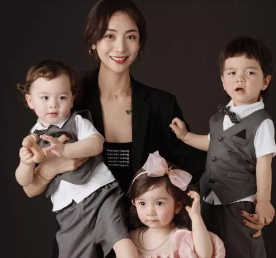 单身女模自曝养混血三胞胎引热议,30岁模特妈妈生下3胞胎