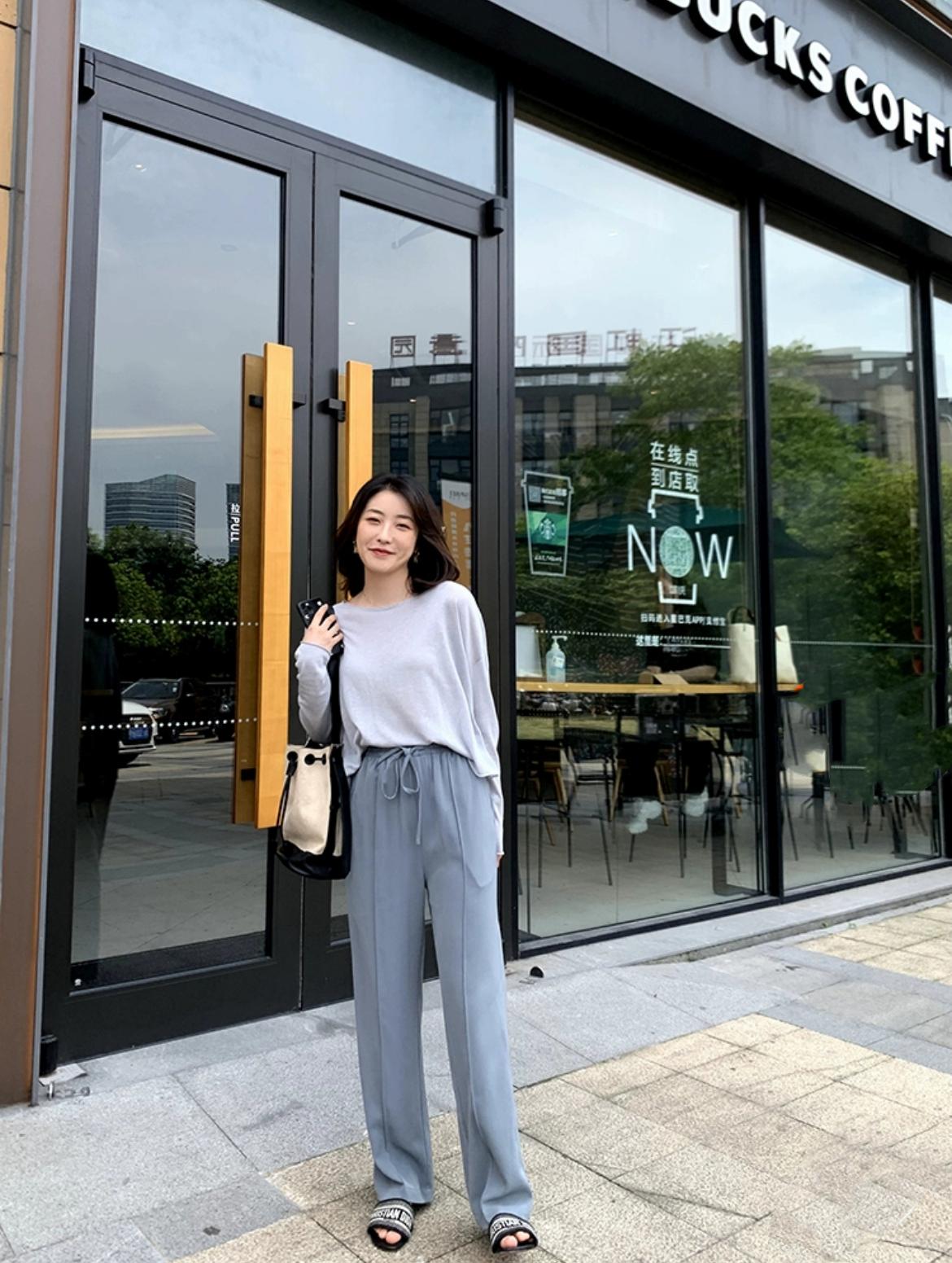 腰带扔一边吧，今年突然流行“抽绳裤”，松紧收放自如，时髦减龄