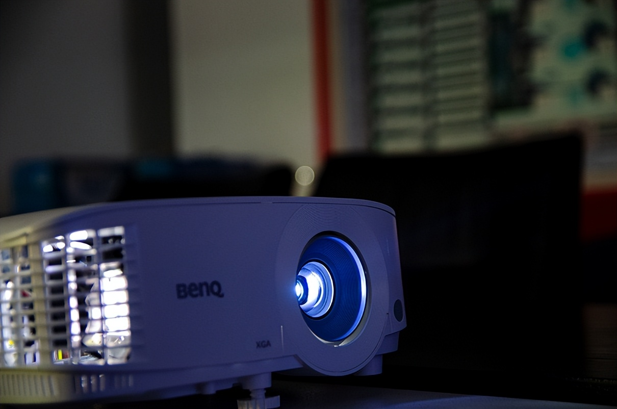 买投影仪买720还是1080,买投影仪实惠还是买电视实惠