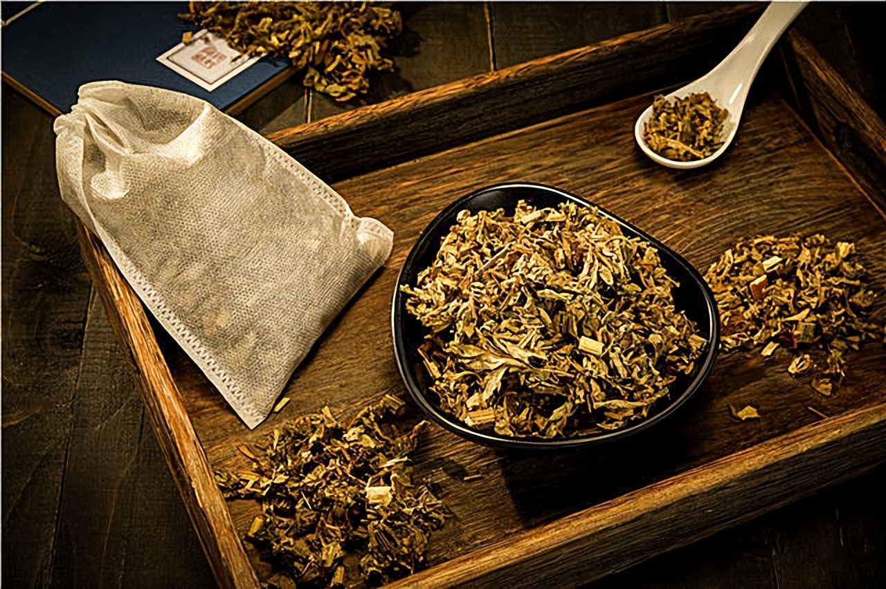 女子经常用艾叶洗头,艾叶煮水洗头副作用